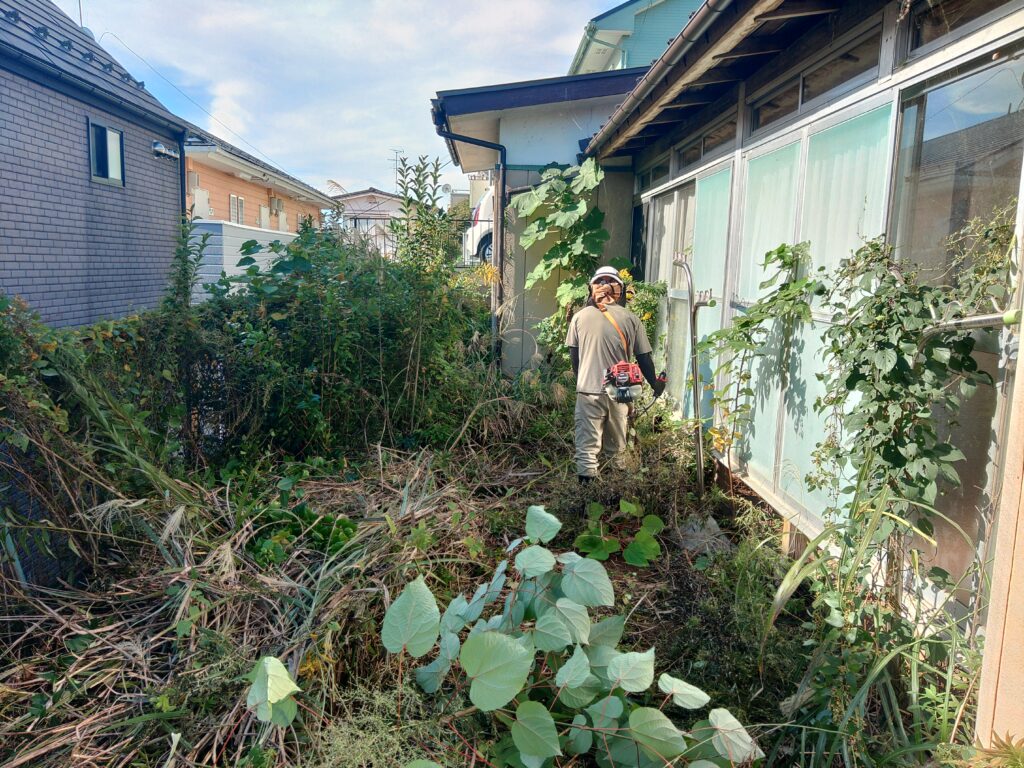 空き家の草刈り前