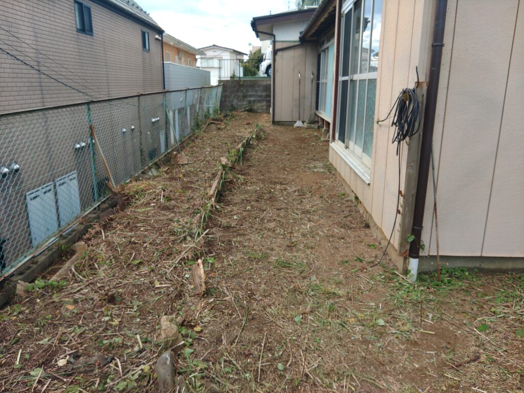 空き家の草刈り後